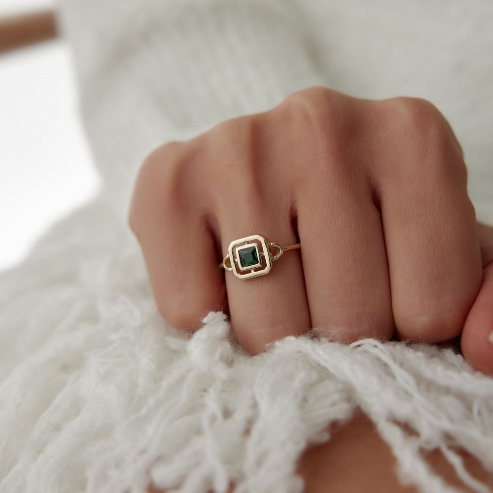 Yeşil Taşlı Kare Tasarım Yüzük
