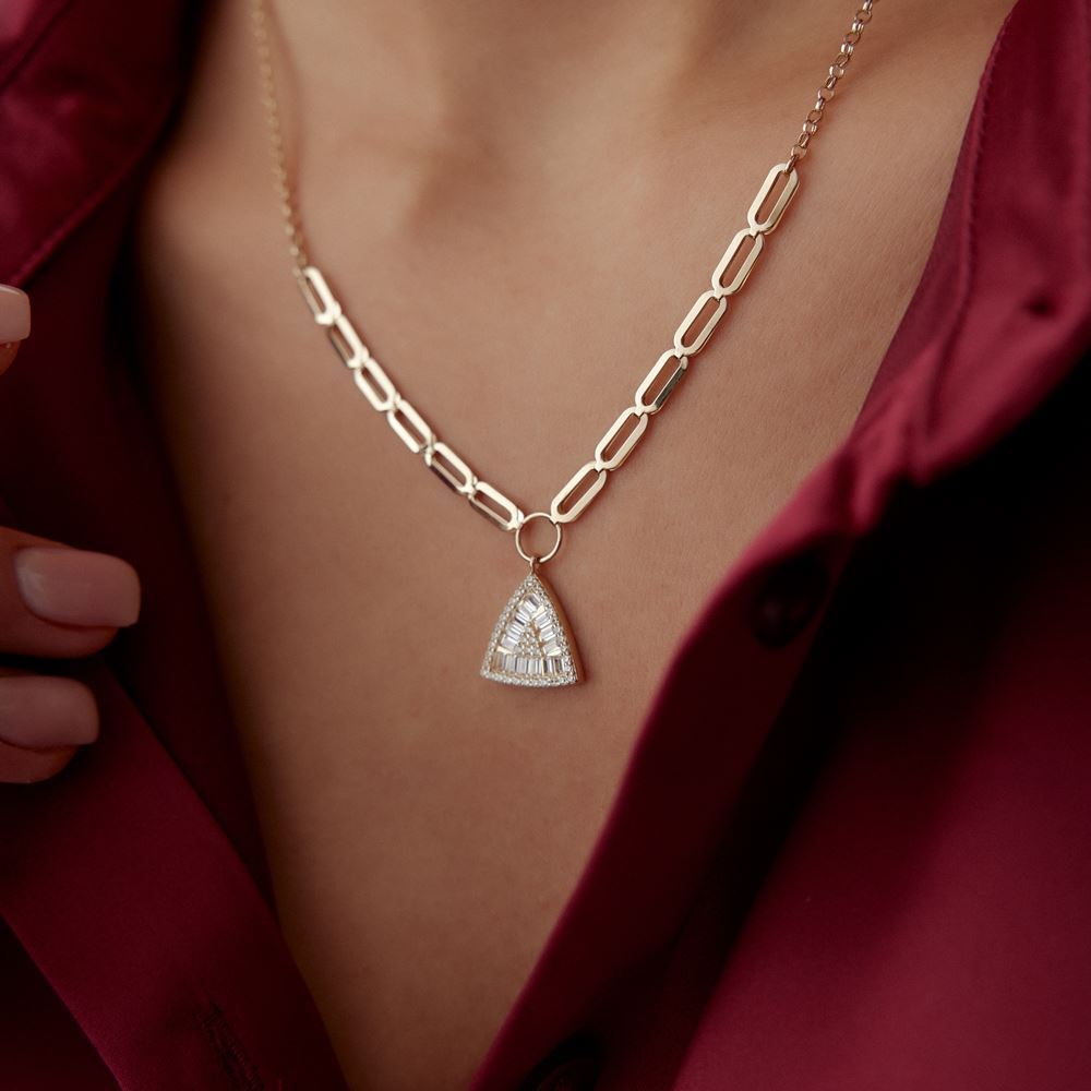 Baget Taşlı Üçgen Tasarım Kolye