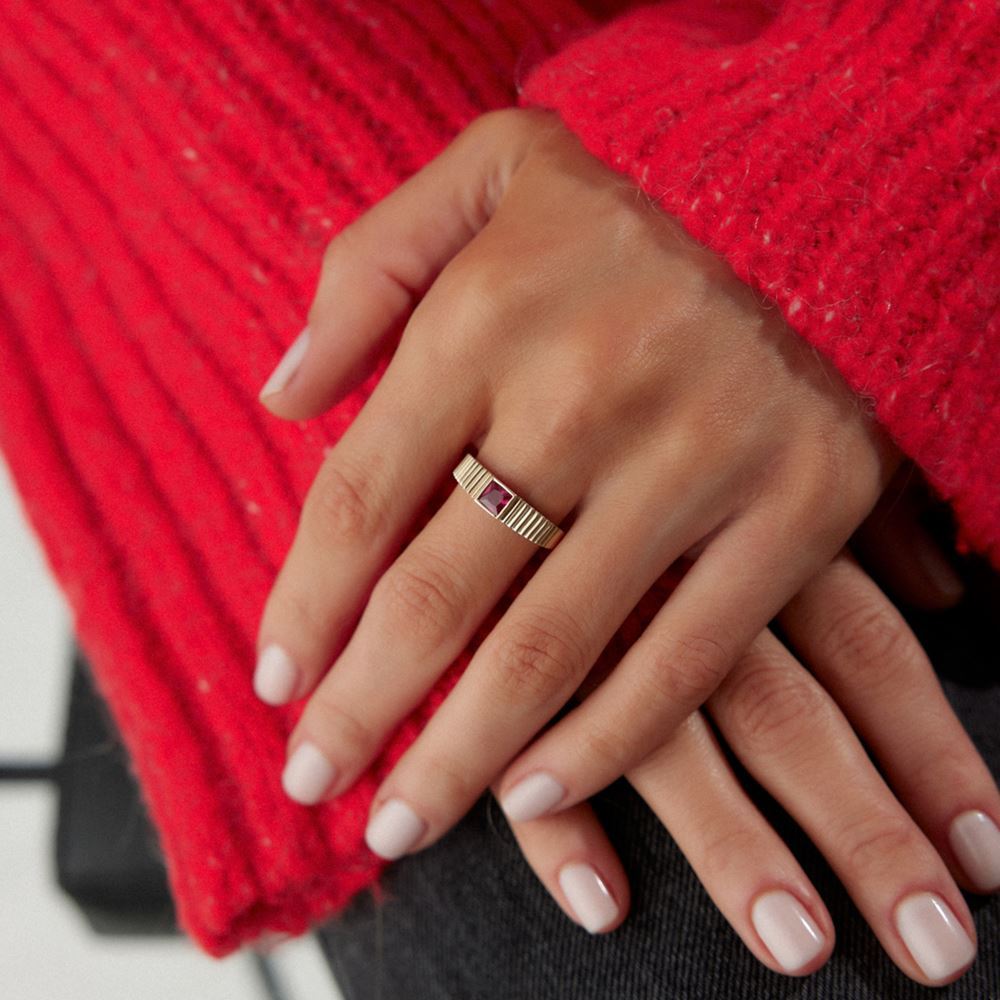 Yakut Taşlı Sıralı Yüzük