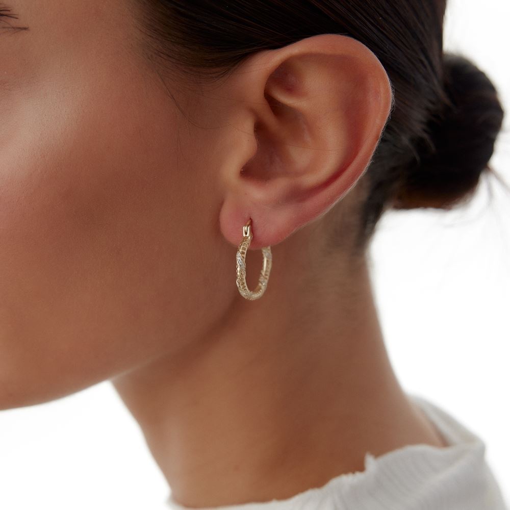 Oval Tasarım Çapraz Taşlı Halka Küpe