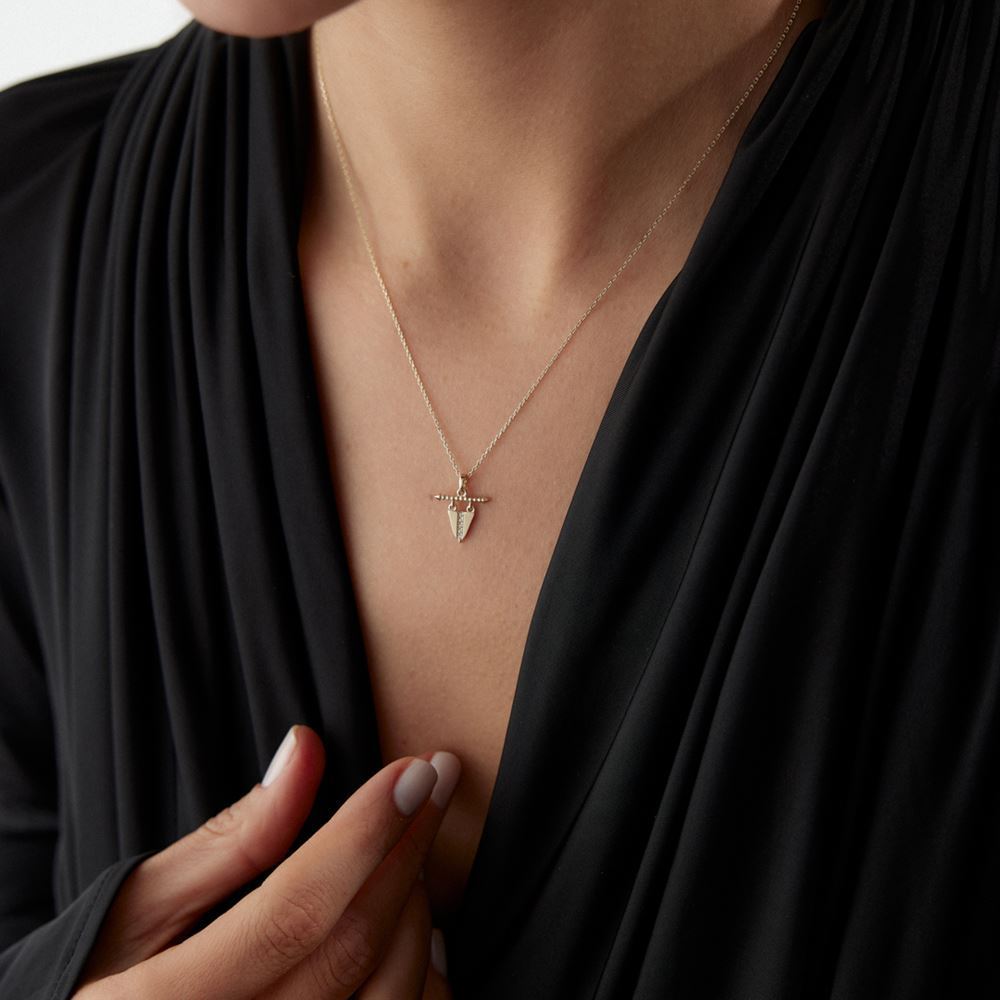 Çivi Tasarımlı Taşlı Kolye