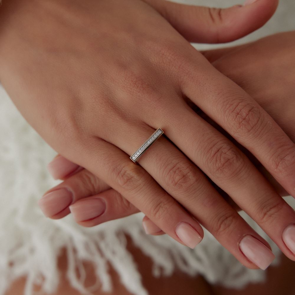 Baget Sıra Yassı Tasarım Taşlı Yüzük